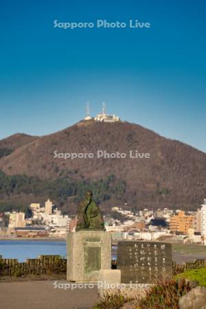 石川啄木像と函館山