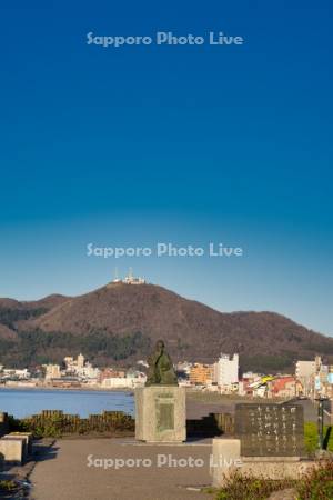 石川啄木像と函館山