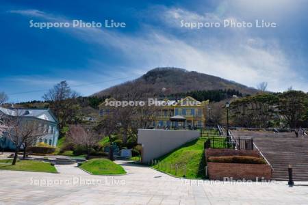 旧函館区公会堂と函館山