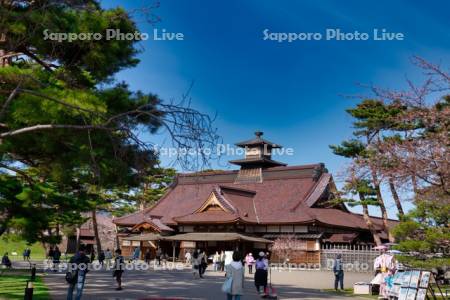 箱館奉行所と観光客