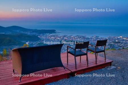 夕景のTENGUUテラスと市街展望