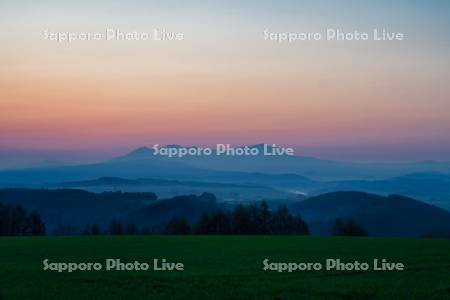 朝焼けと大雪山系