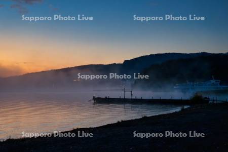 夜明けの阿寒湖温泉街