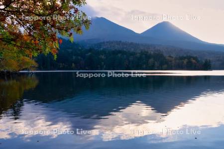 オンネトーと雌阿寒岳・阿寒富士