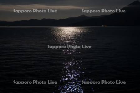 支笏湖の月光