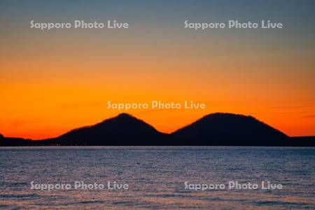 支笏湖の夜明け