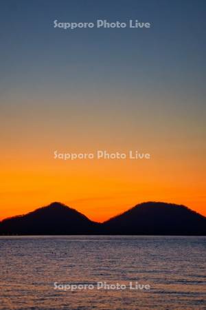 支笏湖の夜明け