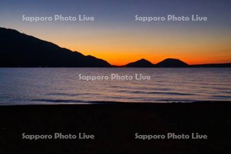 支笏湖の夜明け
