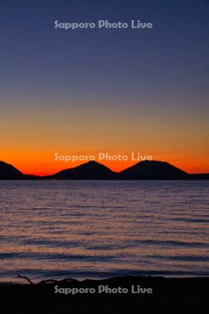 支笏湖の夜明け