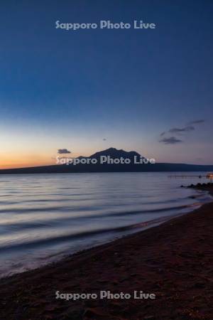支笏湖の夜明け