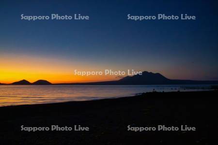 支笏湖の夜明け