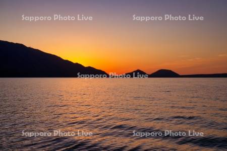 支笏湖の夜明け