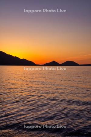 支笏湖の夜明け