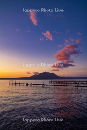 支笏湖の夜明け