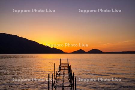 支笏湖の夜明け