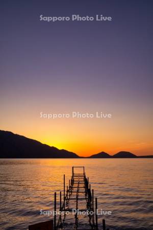 支笏湖の夜明け