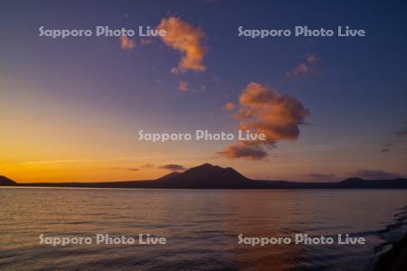 支笏湖と風不死岳