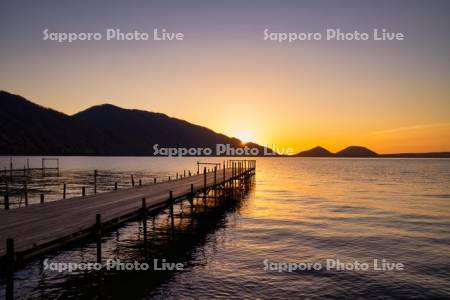 支笏湖の日の出