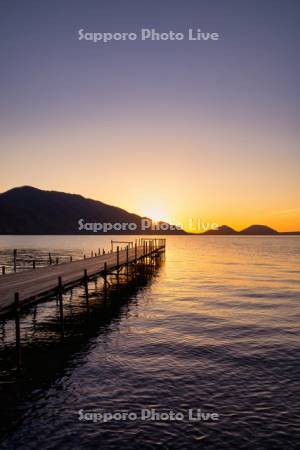 支笏湖の日の出