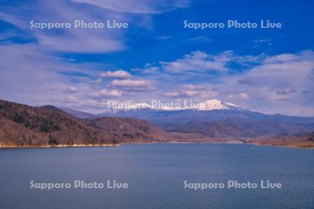 忠別ダムと大雪山