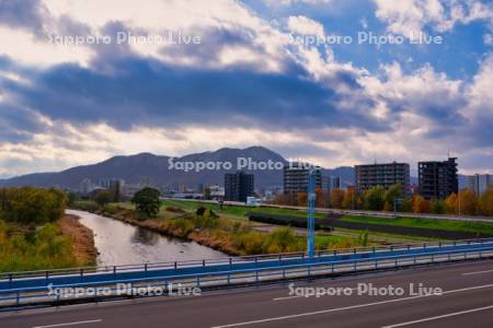 幌平橋より豊平川と藻岩山