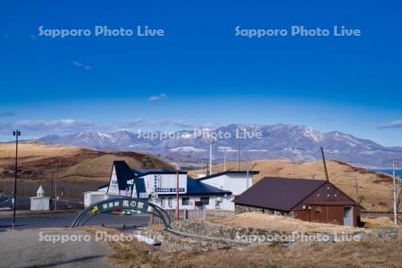 襟裳岬観光センターと日高の山並み