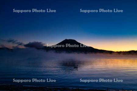 朝焼けの阿寒湖と雄阿寒岳