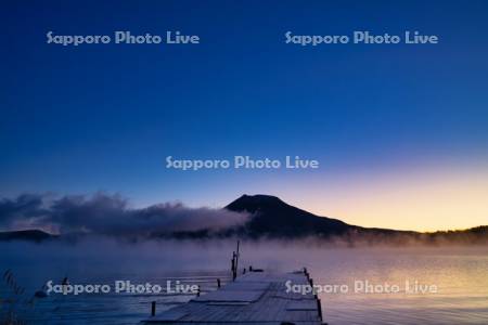朝焼けの阿寒湖と雄阿寒岳