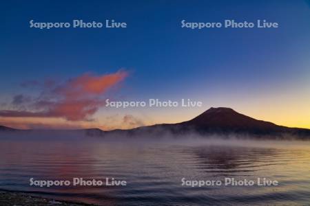 阿寒湖と雄阿寒岳