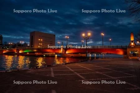 夜の幣舞橋と釧路川