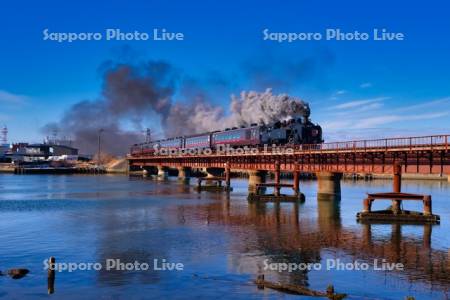 SL冬の湿原号と釧路川