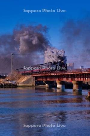 SL冬の湿原号と釧路川