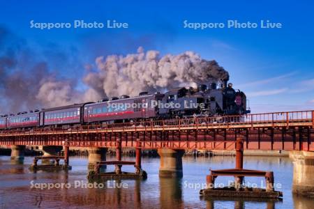 SL冬の湿原号と釧路川