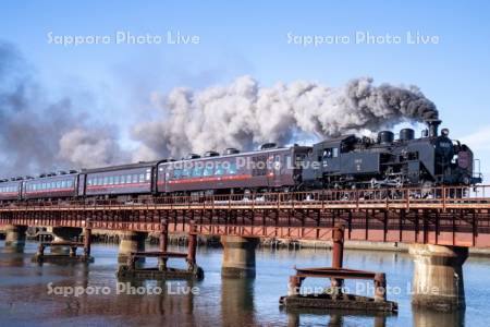 SL冬の湿原号と釧路川