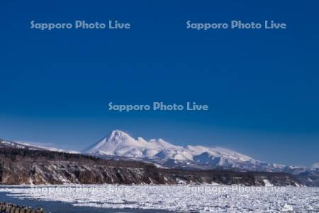 流氷と知床連山