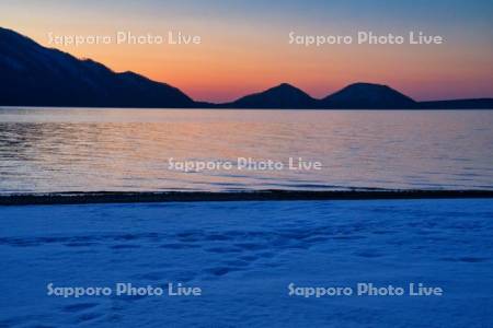 支笏湖と朝焼け