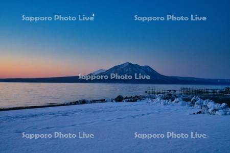支笏湖と風不死岳の朝焼け