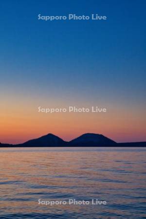 支笏湖と朝焼け