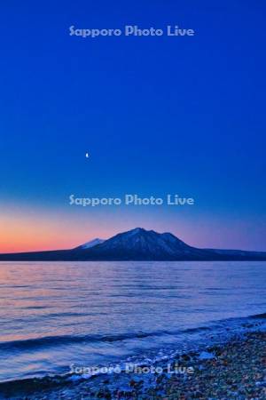 支笏湖と風不死岳の朝焼け