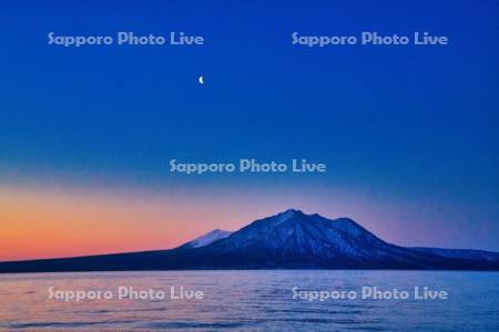 支笏湖と風不死岳の朝焼け