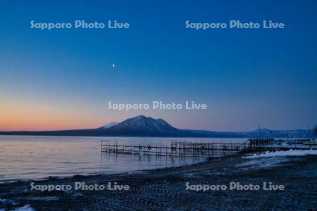 支笏湖と風不死岳の朝焼け