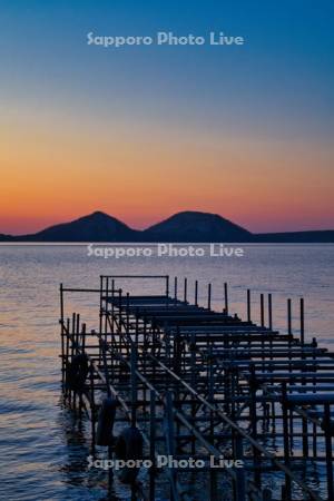 支笏湖の桟橋と朝焼け