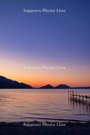 支笏湖の桟橋と朝焼け