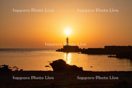 厚田港西防波堤灯台と夕日