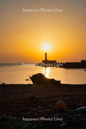 厚田港西防波堤灯台と夕日
