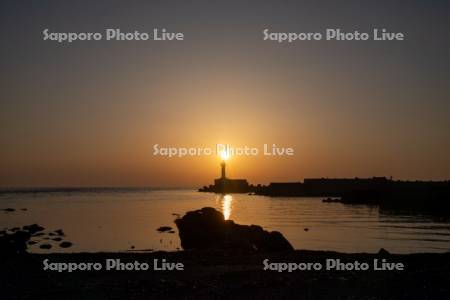 厚田港西防波堤灯台と夕日