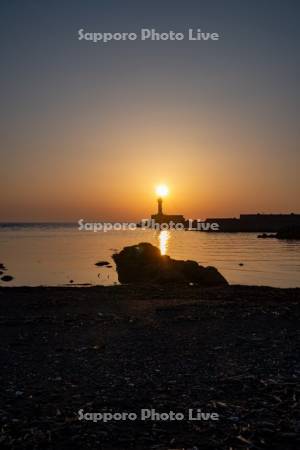 厚田港西防波堤灯台と夕日