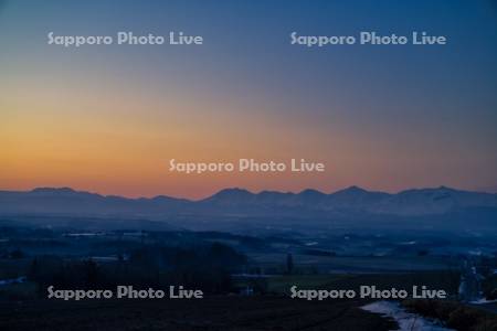 夜明けの十勝岳連峰