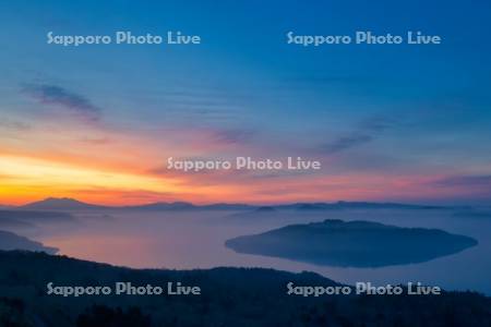 美幌峠より屈斜路湖の朝焼け