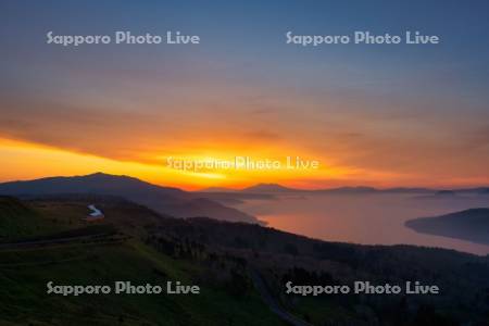 美幌峠より屈斜路湖の朝焼け